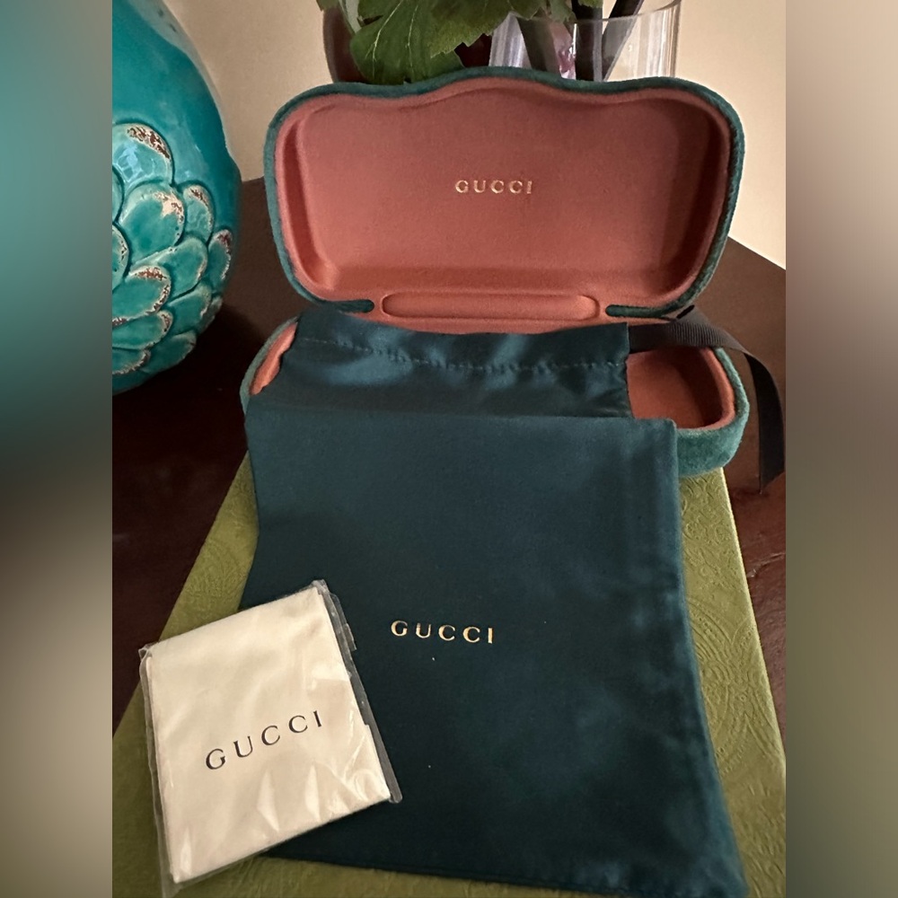 New Gucci 3 piece sunglasses/glasses velvet case with dustbag and cloth